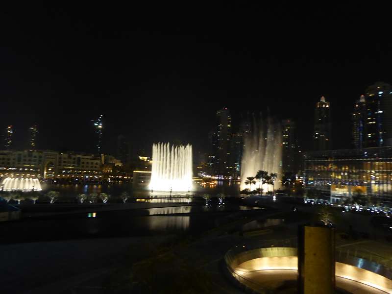 Armani Hotel im Burj Khalifa Blick auf Springbrunnen von der Terasse 