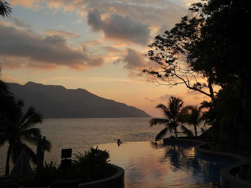Hilton Northolme Seychelles Pool Infinitypool sundowner