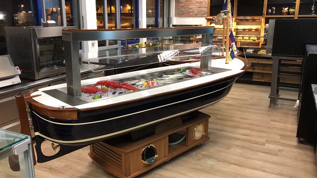 Panarea Fisch Vitrine in Bootform  Fischbuffet Gekühlte Bootform    Buffet für Fisch EUROPA FRESH FISCH 1420   Fresh Fisch Europa 1420 Buffet Fischbuffet Fischbüffet Fresh Fisch Europa 1420 Buffet